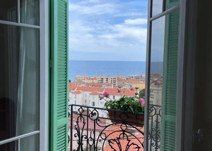 With Sea View & Spacious Terrace Appartement