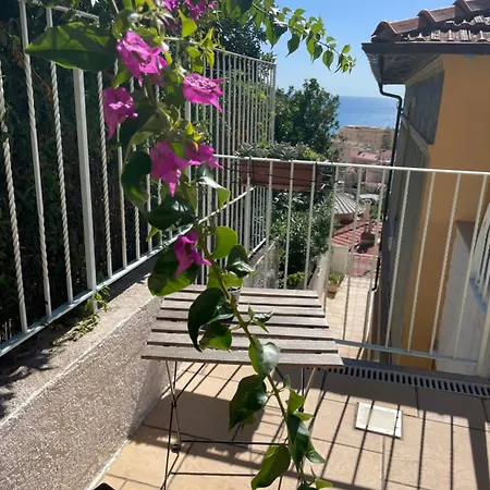 Апартаменти With Sea View & Spacious Terrace Мантон